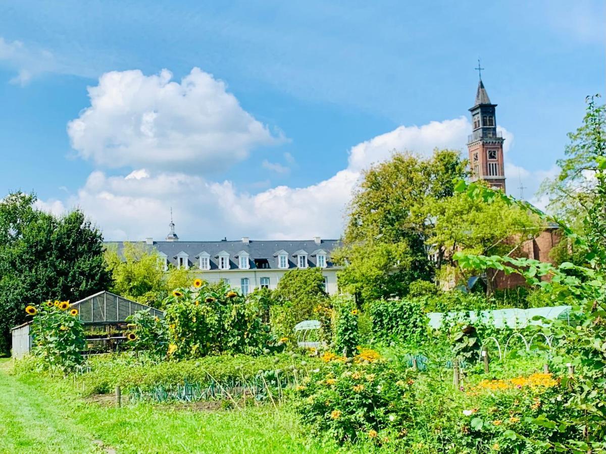 De Lotuspoort Met Mihr'S B&B In De Abdij Van Борнем Экстерьер фото